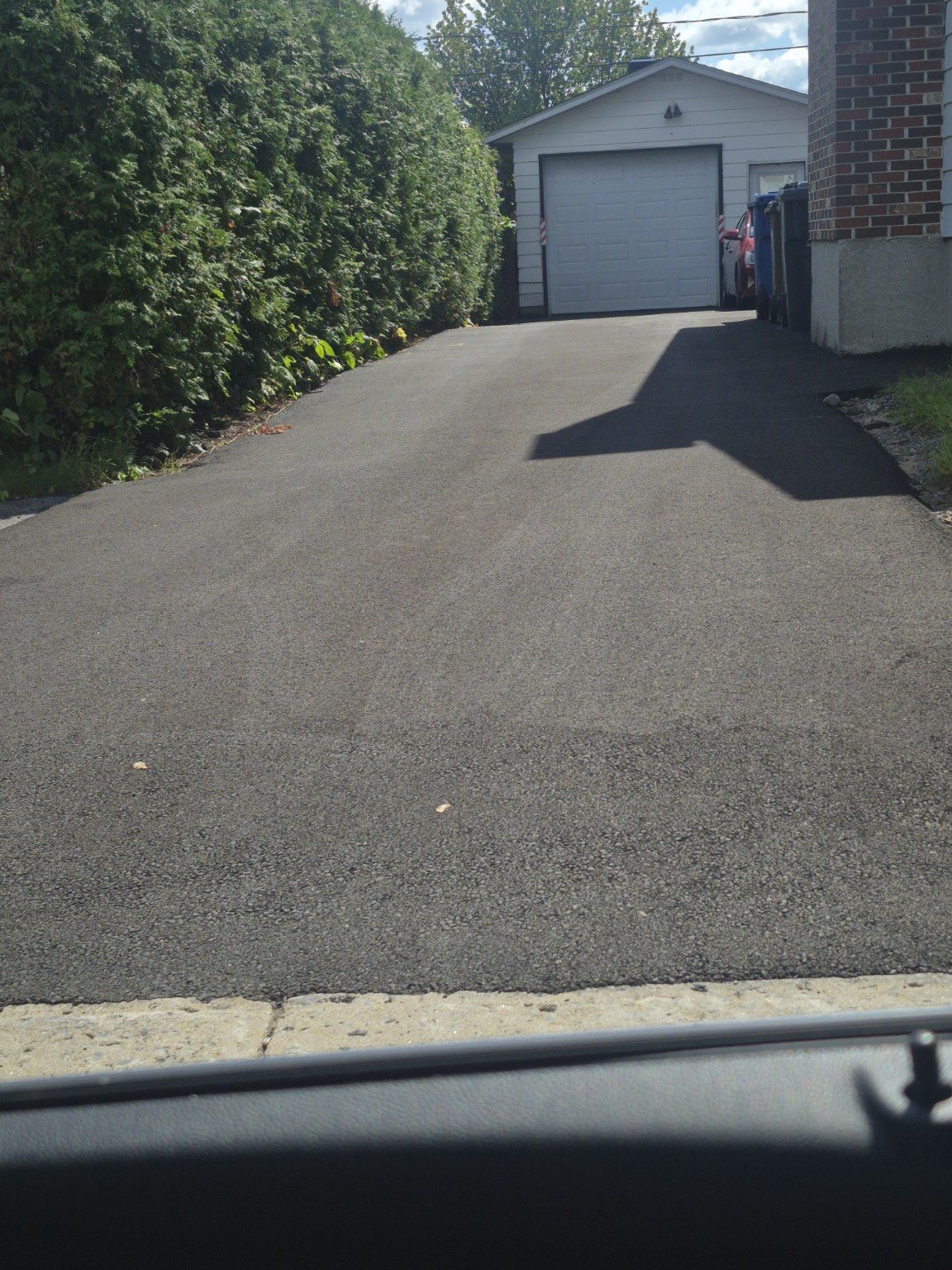 Entrée résidentielle asphaltée après les travaux