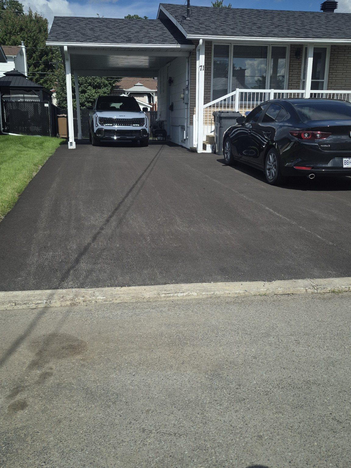 Stationnement résidentiel asphalté devant une maison