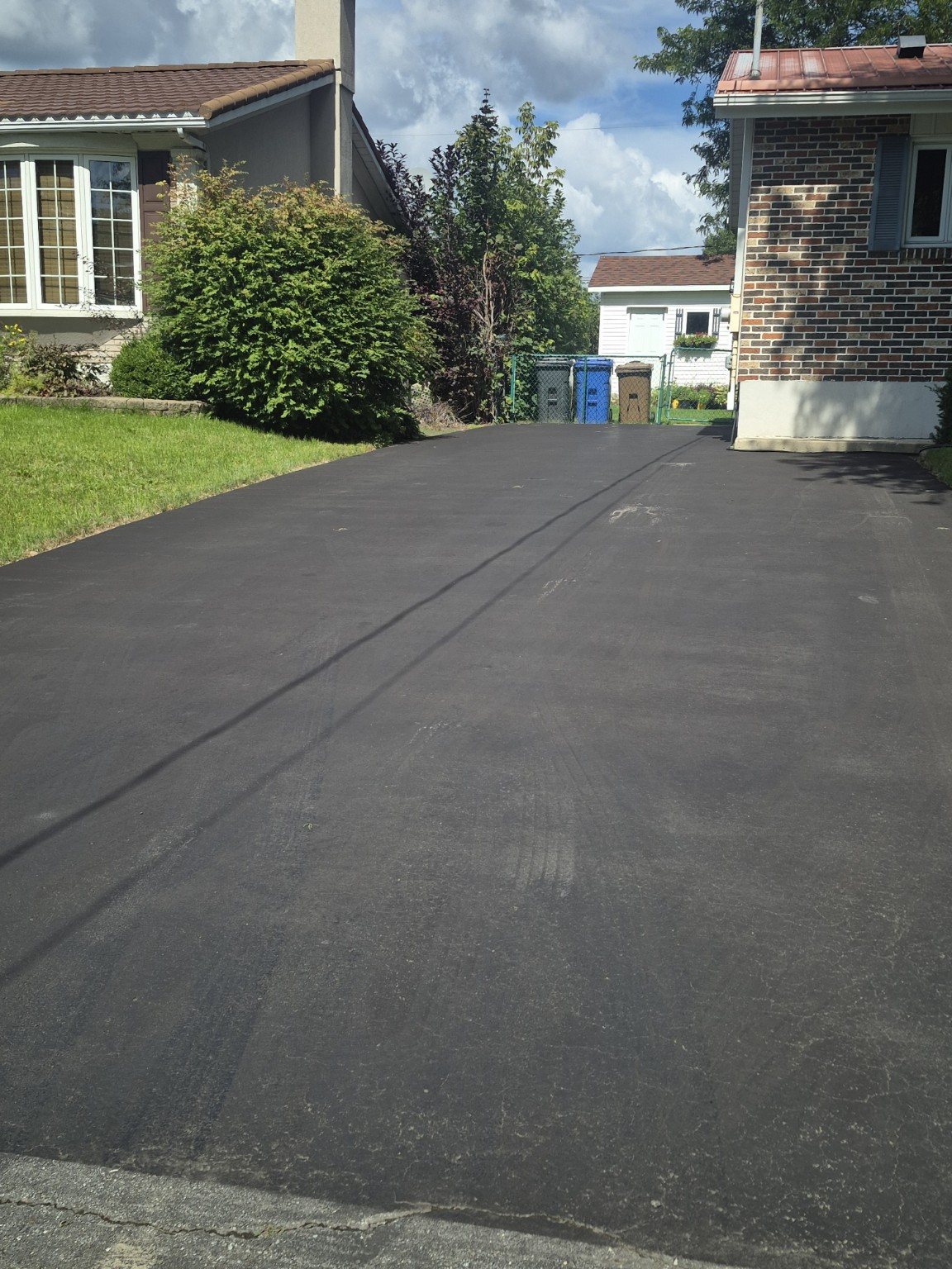 Surface asphaltée résidentielle avec finition régulière