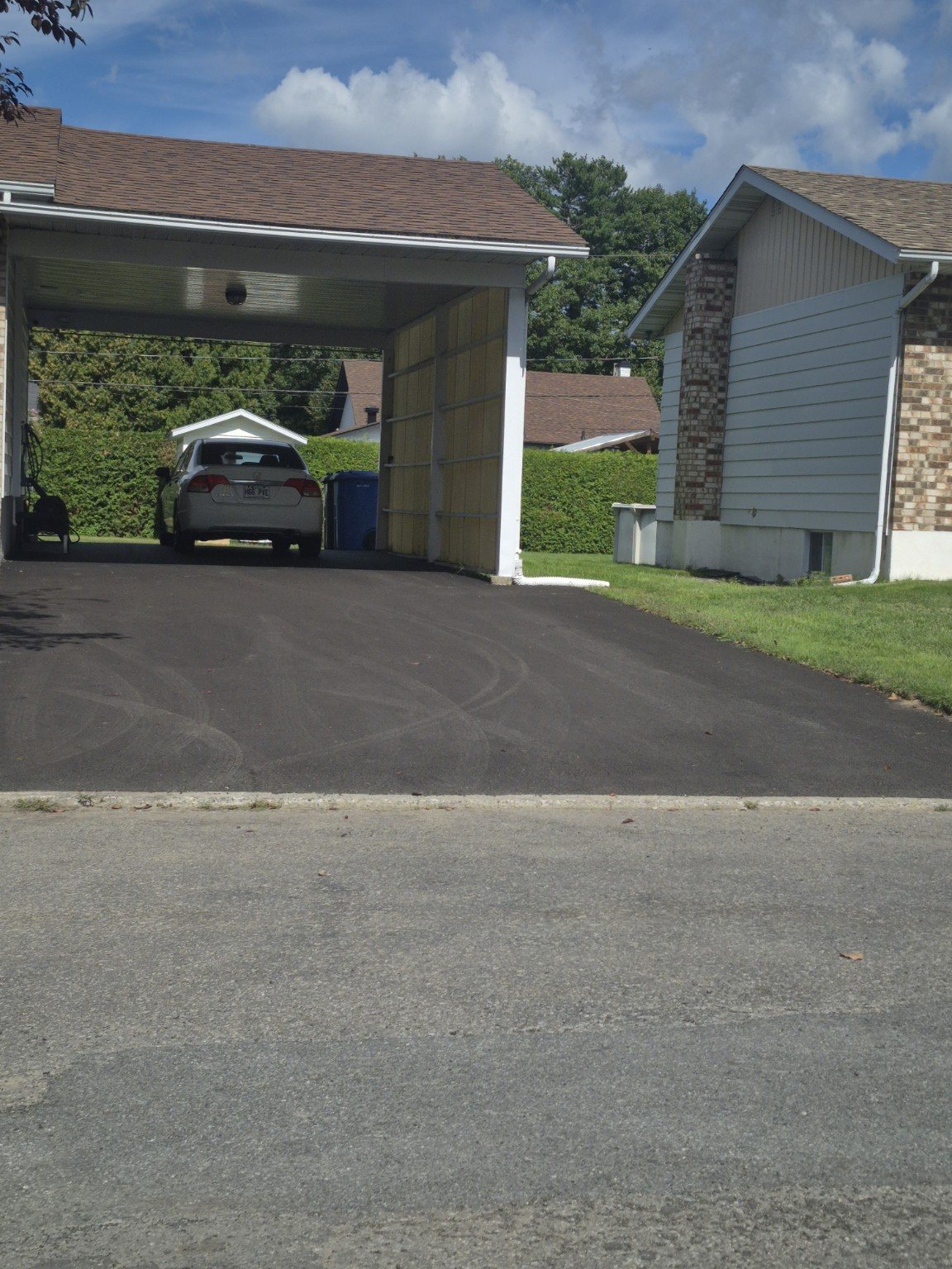 Entrée asphaltée devant un garage résidentiel