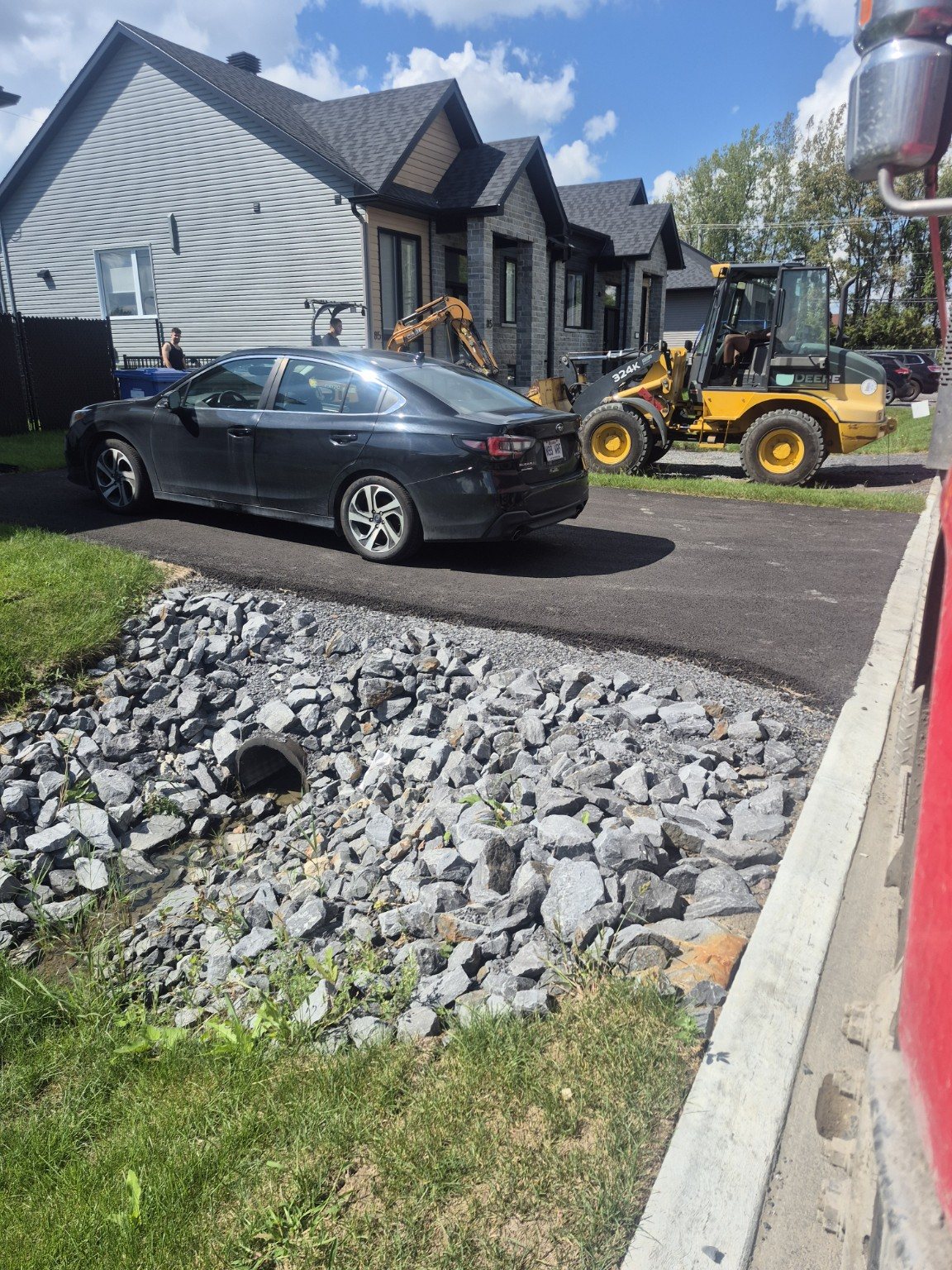 Préparation d’une entrée avec pierre et équipement de chantier